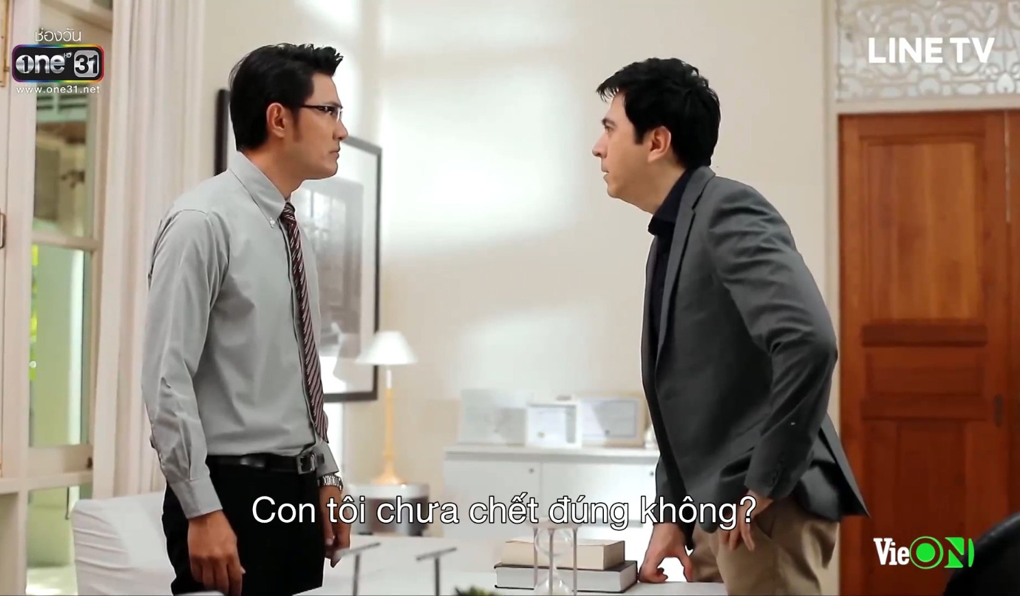 chiec la cuon bay tap 20 ong chom co trong tay ho so benh an cua nira