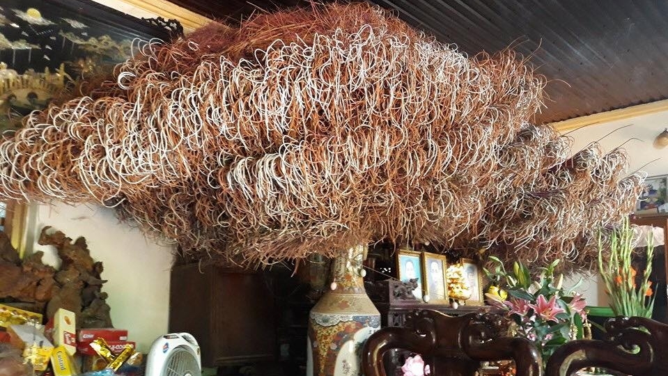 Bát hương "khổng lồ" ở Phú Thọ: Thắp hương sao cho đúng?