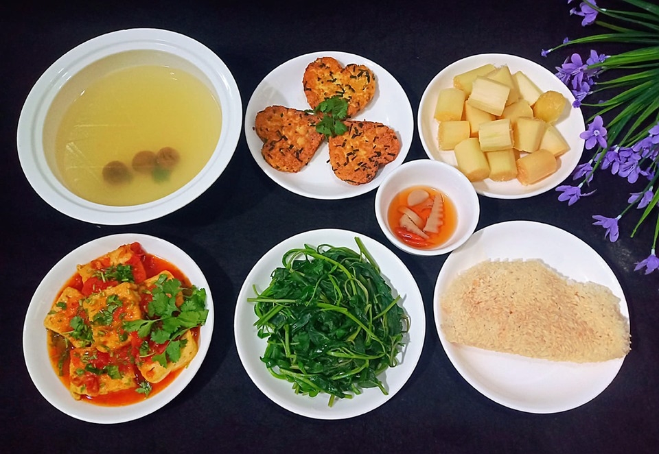 Chỉ chi 15 nghìn/bữa ăn, vợ chồng trẻ sớm có 300 triệu tiền tiết kiệm chi chi 15 nghin mot bua an vo chong tre som co 300 trieu tien tiet kiem