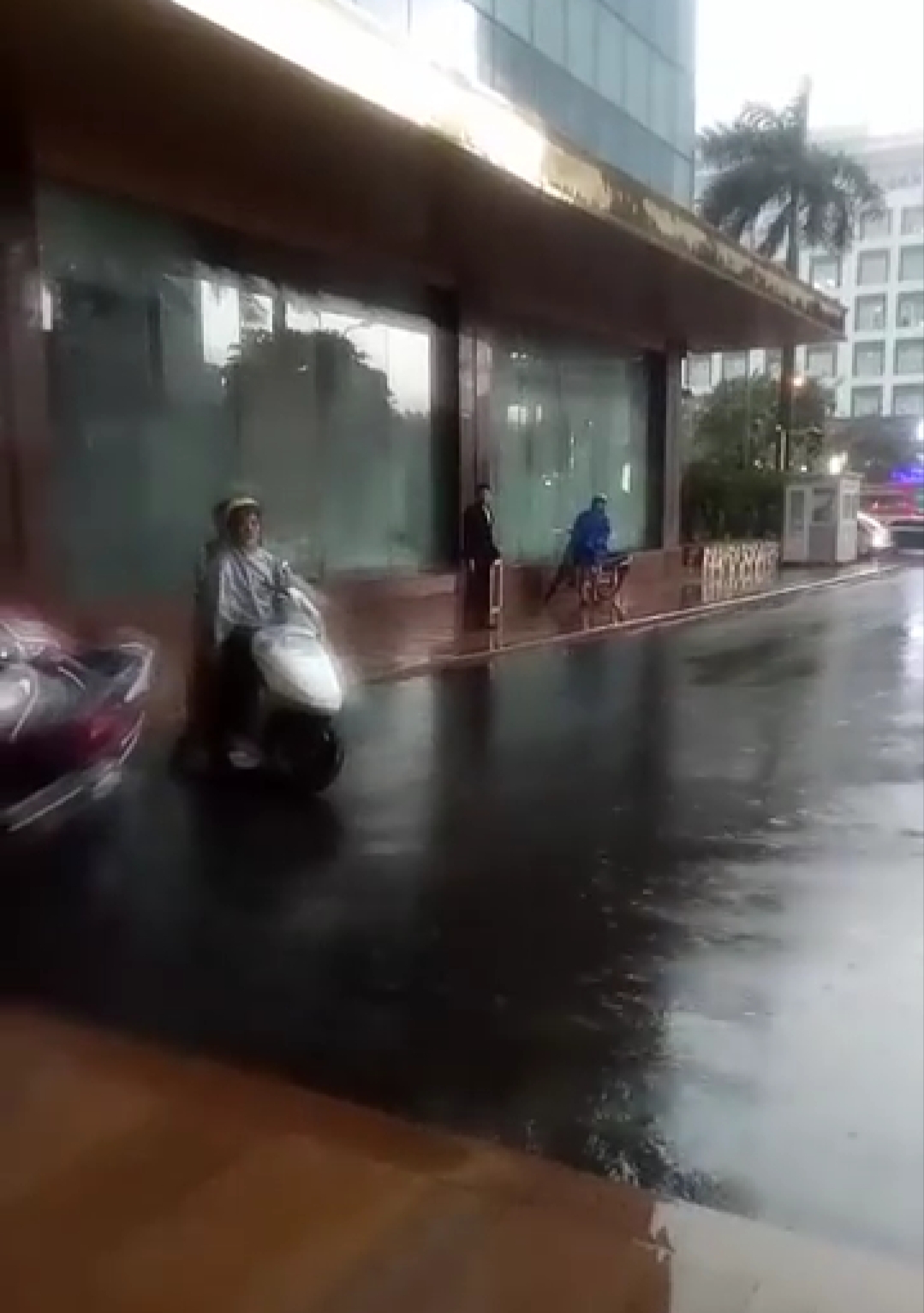 nhieu nguoi bi duoi ra ngoai khi dung tru mua tai sanh mot khach san tai ha noi