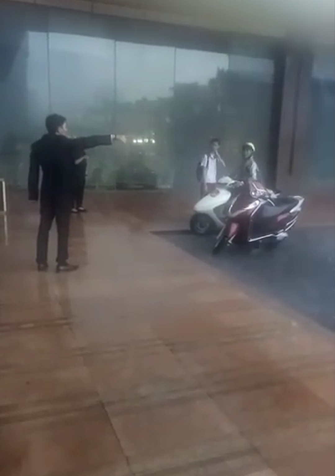 nhieu nguoi bi duoi ra ngoai khi dung tru mua tai sanh mot khach san tai ha noi