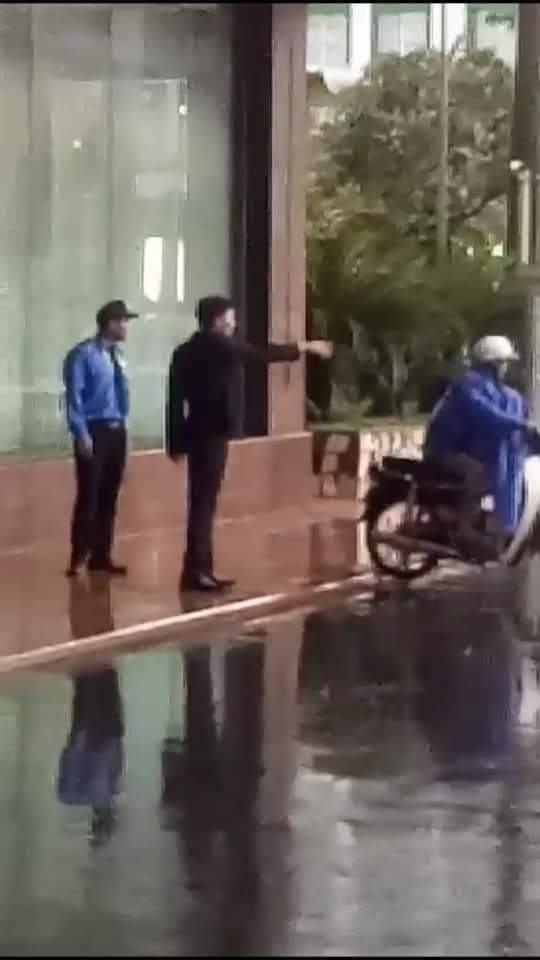 nhieu nguoi bi duoi ra ngoai khi dung tru mua tai sanh mot khach san tai ha noi