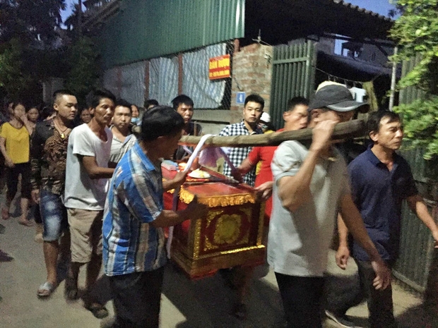 hinh anh dau xot trong le tang be 14 thang tuoi o dan phuong