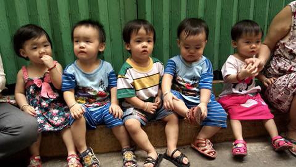 ngay dau tien di hoc cua 5 be sinh 5 dau tien tai viet nam