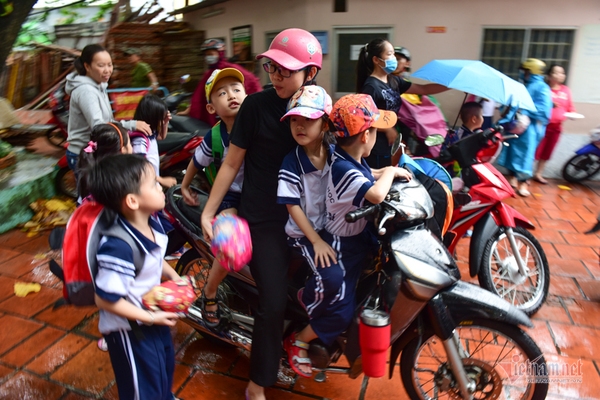 ngay dau tien di hoc cua 5 be sinh 5 dau tien tai viet nam