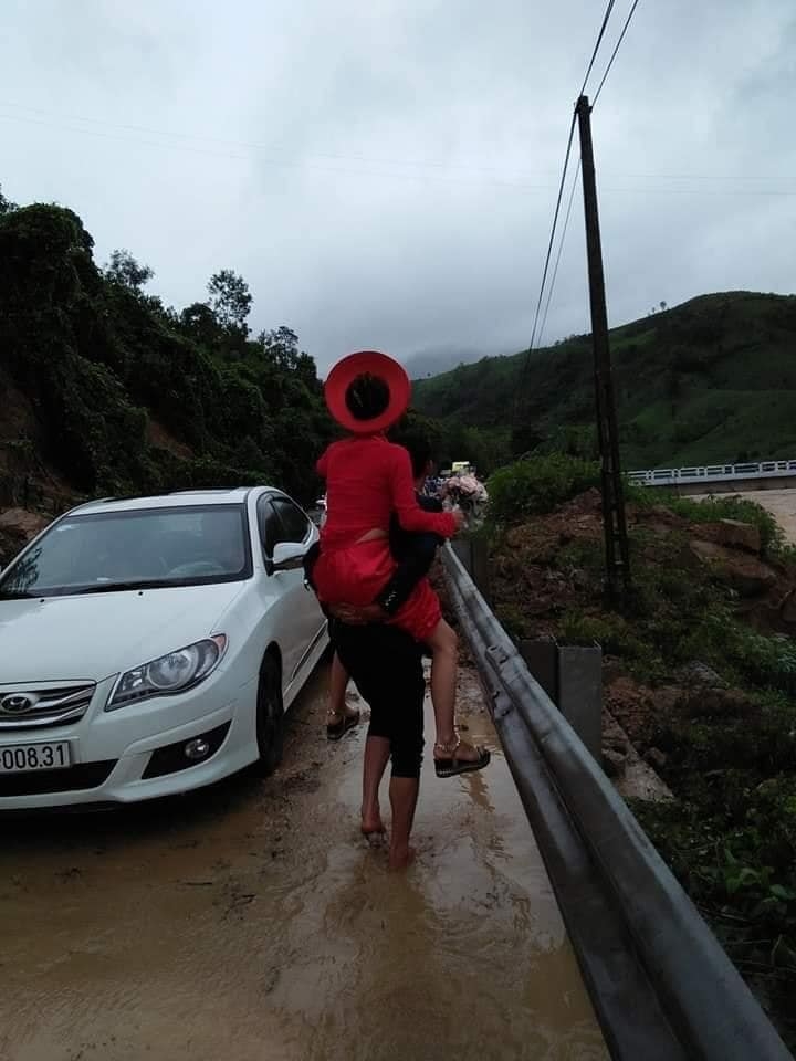 loat anh dam cuoi mua bao lu tai quang tri gay chu y tren mang xa hoi