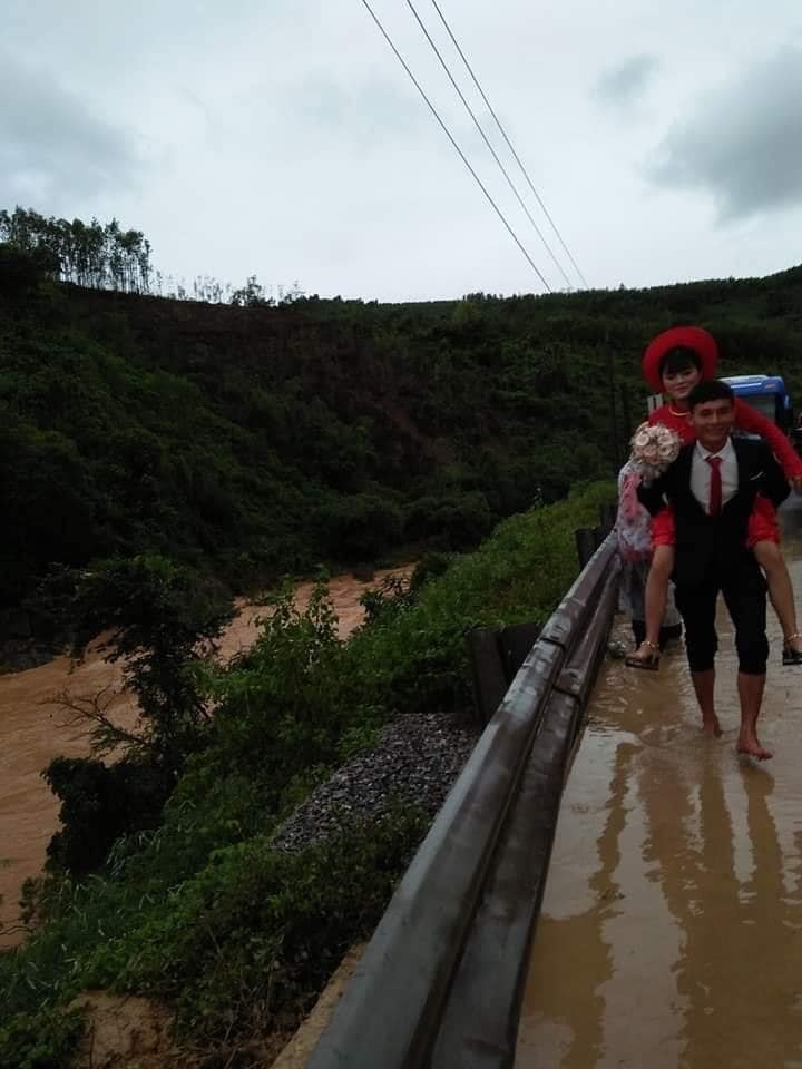 loat anh dam cuoi mua bao lu tai quang tri gay chu y tren mang xa hoi
