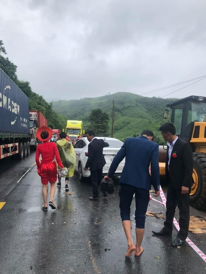loat anh dam cuoi mua bao lu tai quang tri gay chu y tren mang xa hoi