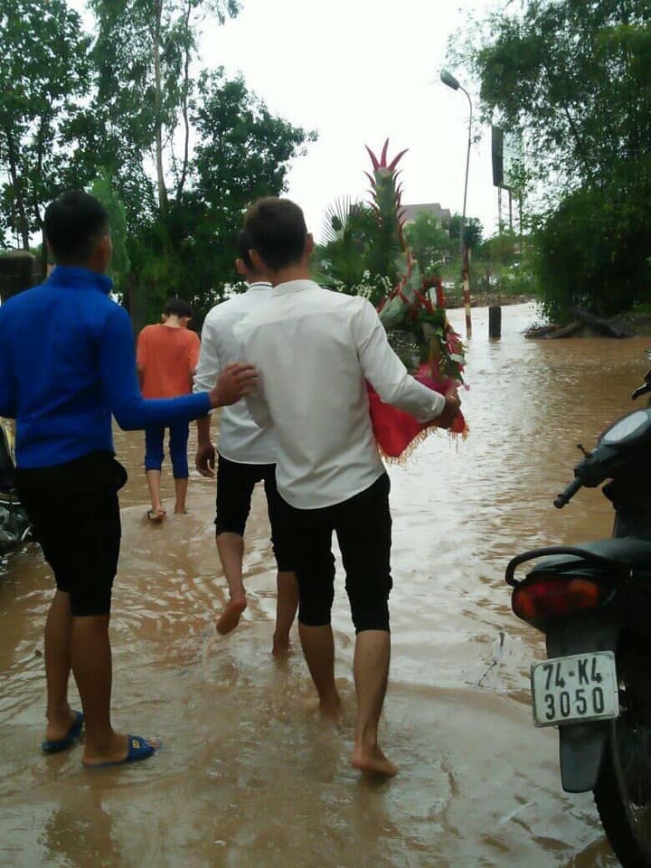 loat anh dam cuoi mua bao lu tai quang tri gay chu y tren mang xa hoi