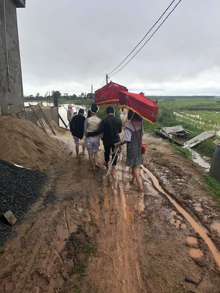loat anh dam cuoi mua bao lu tai quang tri gay chu y tren mang xa hoi