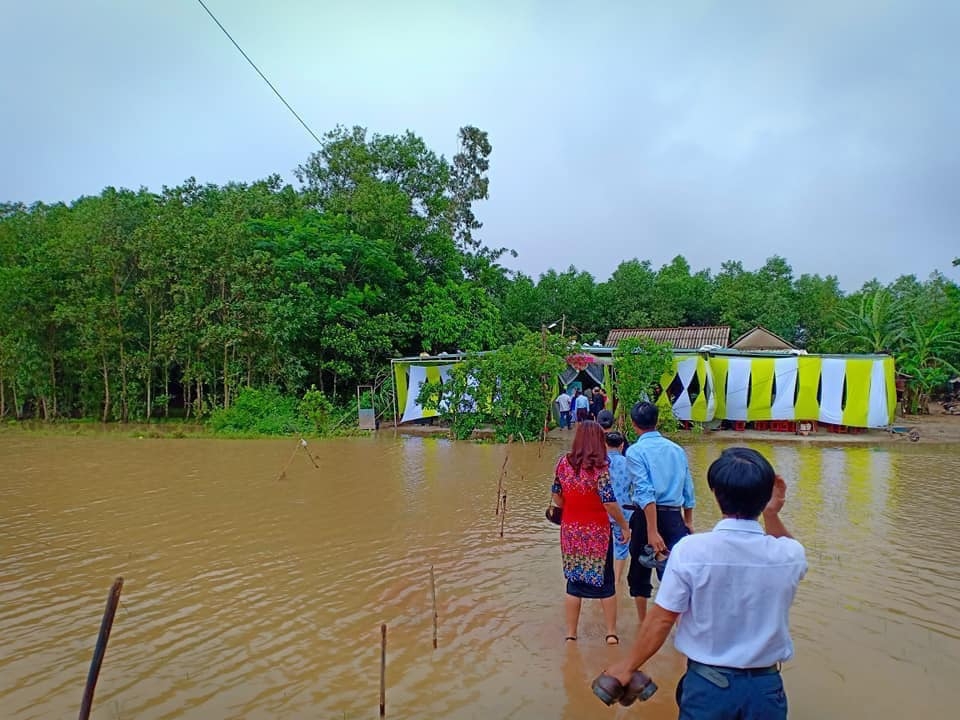 loat anh dam cuoi mua bao lu tai quang tri gay chu y tren mang xa hoi