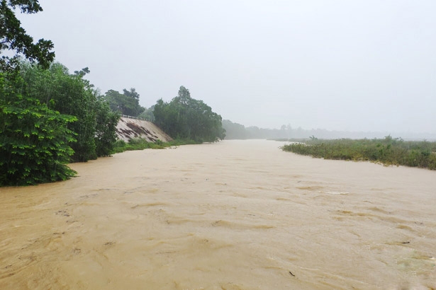 nhieu xa huyen mien trung ngap chim trong nuoc lu