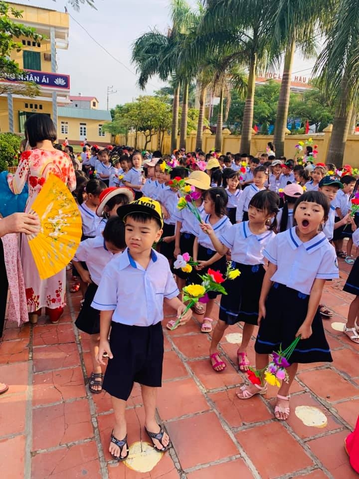 chao nam hoc moi voi loat anh dang yeu tu hoc sinh tieu hoc