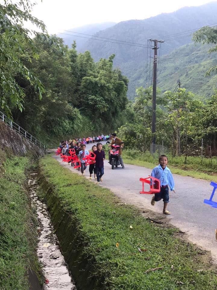 tre em vung cao xach ghe nhua noi hang di du le khai giang