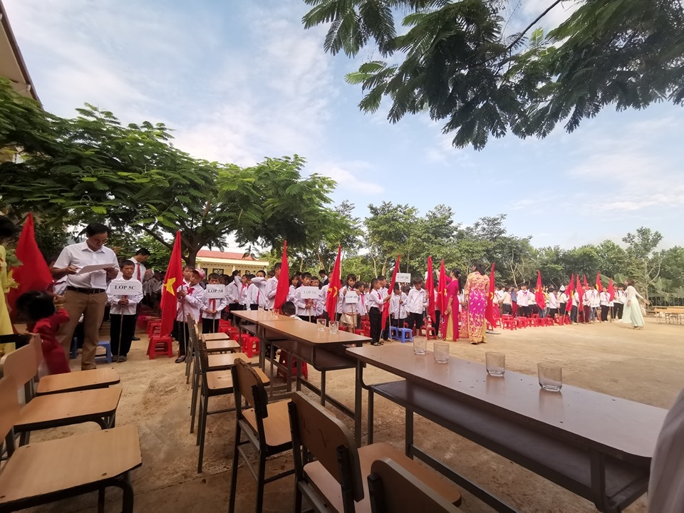 tre em vung cao xach ghe nhua noi hang di du le khai giang