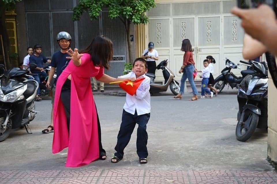 su that bat ngo dang sau buc anh hoc sinh giang co voi co giao ngay khai giang