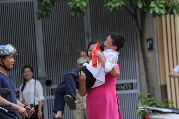 su that bat ngo dang sau buc anh hoc sinh giang co voi co giao ngay khai giang