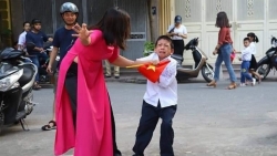 Sự thật bất ngờ đằng sau bức ảnh học sinh "giằng co" với cô giáo ngày khai giảng