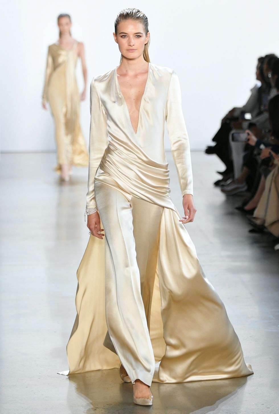 6 thiet ke an tuong nhat cua cong tri tai new york fashion week 2020