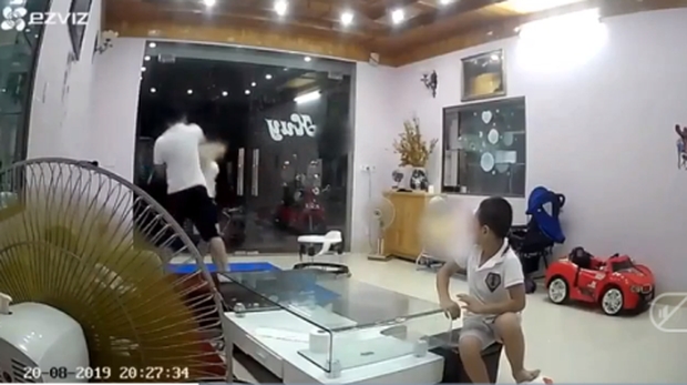 tin moi vu nhan vien kho bac nha nuoc tat vo tui bui truoc mat 2 con nho