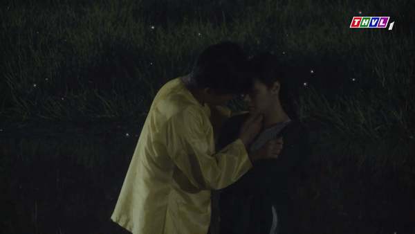 tieng set trong mua tinh yeu nay no trong dem binh va cau ba cung ngam dom dom