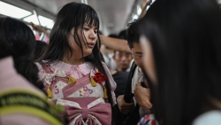 Người chuyển giới Châu Á đánh cược mạng sống với thuốc ngoài "chợ đen" và tự phẫu thuật
