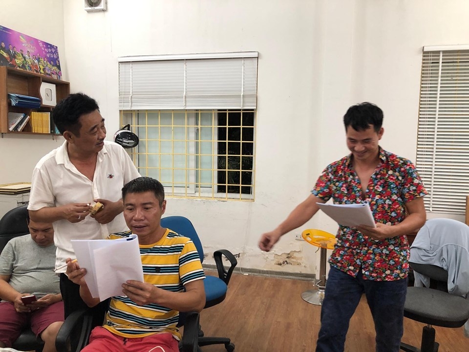 dan sao tao quan quy tu trong phong tap gay to mo voi nhieu khan gia