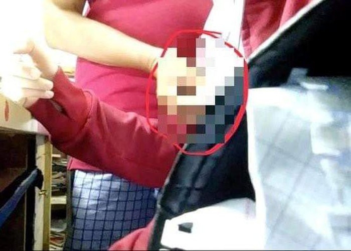 nu sinh lop 9 dung dien thoai quay len to giac thay giao dam o minh