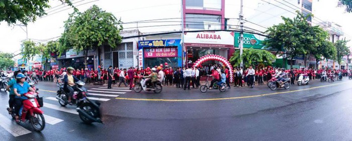 vi sao nhan vien alibaba song chet voi cong ty va nguyen thai luyen