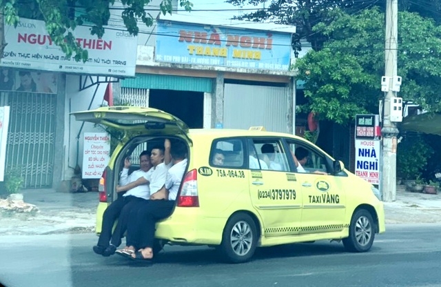 hu via truoc chiec taxi cho 11 nguoi ngoi tran ca cop xe tren ql 1a