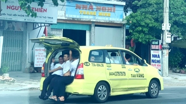Hú vía trước chiếc taxi chở 11 người, ngồi tràn cả cốp xe trên QL 1A