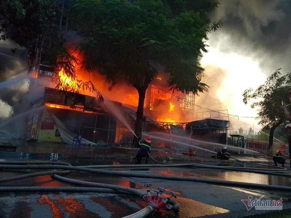 chay du doi tai trung tam dien may o hai phong toan bo thiet bi dien tu bi thieu rui