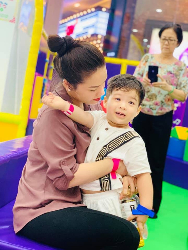 thi binh nhat kim anh roi nuoc mat noi ve ly do nhuong quyen nuoi con cho chong