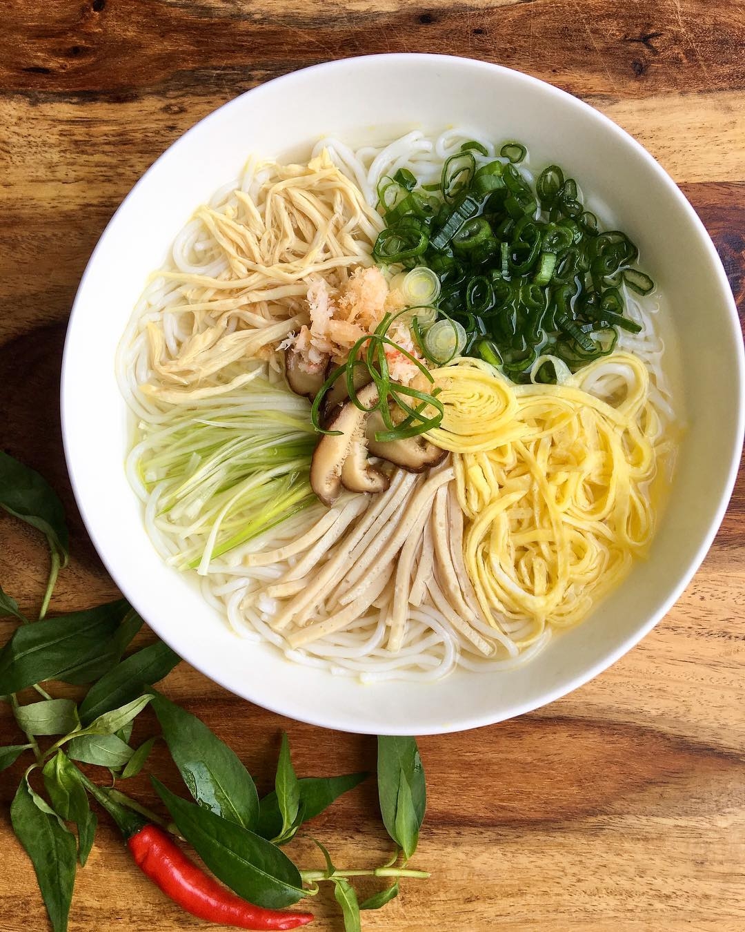 mon ngon ha noi 5 quan bun thang noi tieng luon dong khach bat ke luc nao