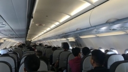 Phát hiện nữ hành khách lấy trộm áo phao trên máy bay