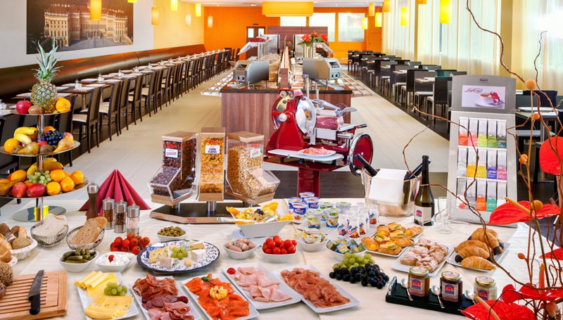 phuc vu buffet sang mien phi khach san loi hon khach hang