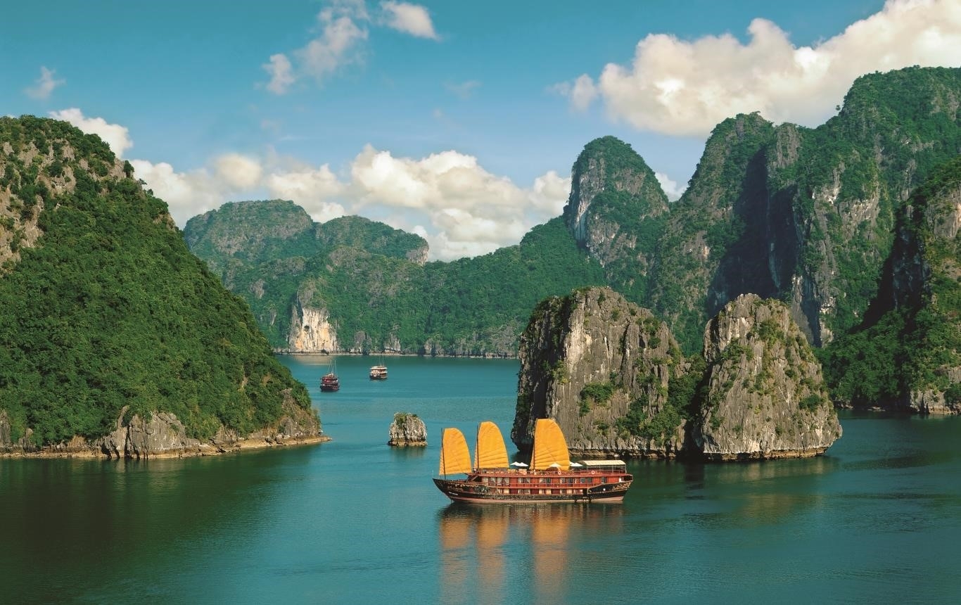 tau du lich tren vinh ha long se duoc gan sao
