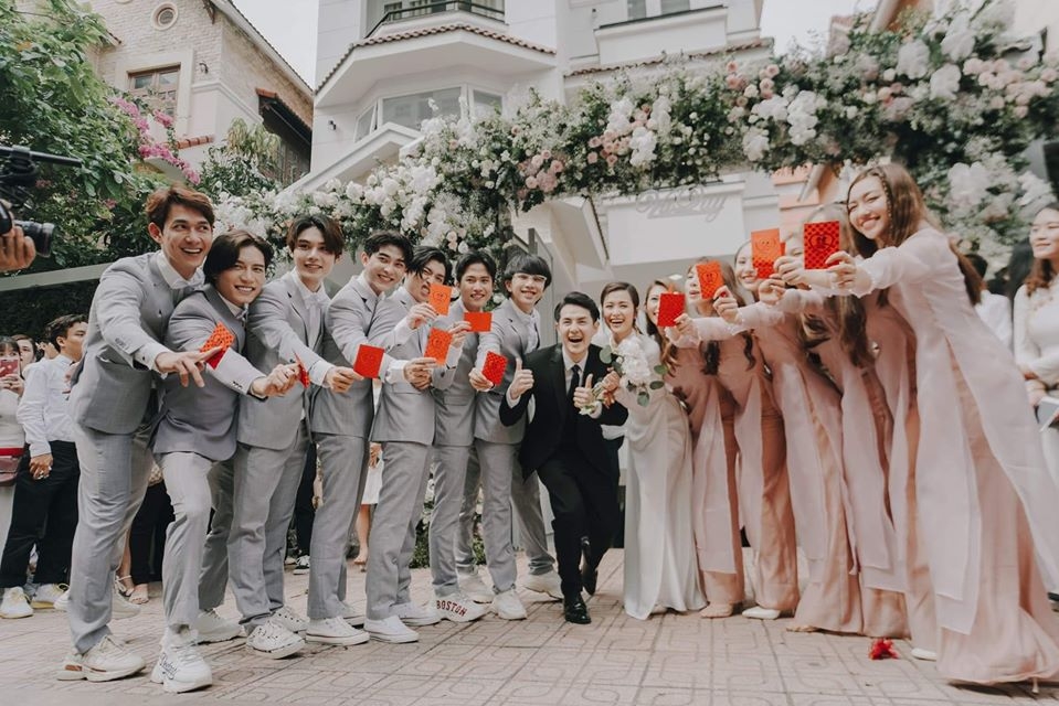 dong nhi ong cao thang va loat khoanh khac dep trong dam cuoi the ky