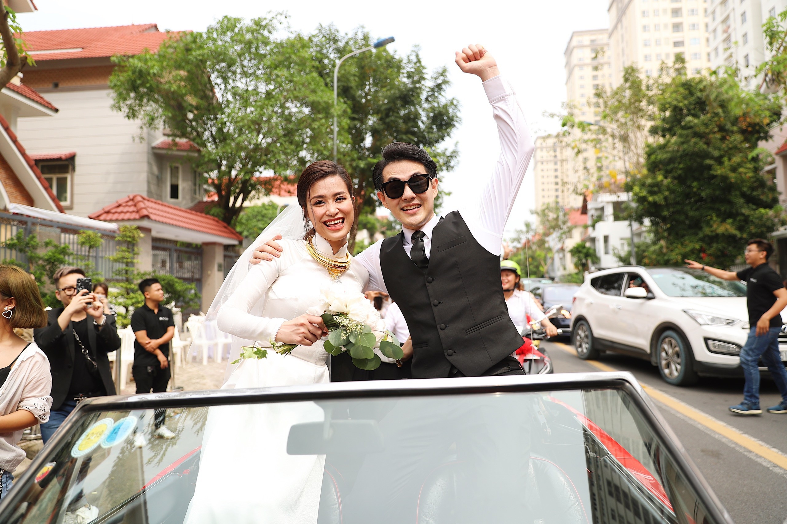 he lo khong gian le cuoi lang man va hoanh trang cua dong nhi ong cao thang