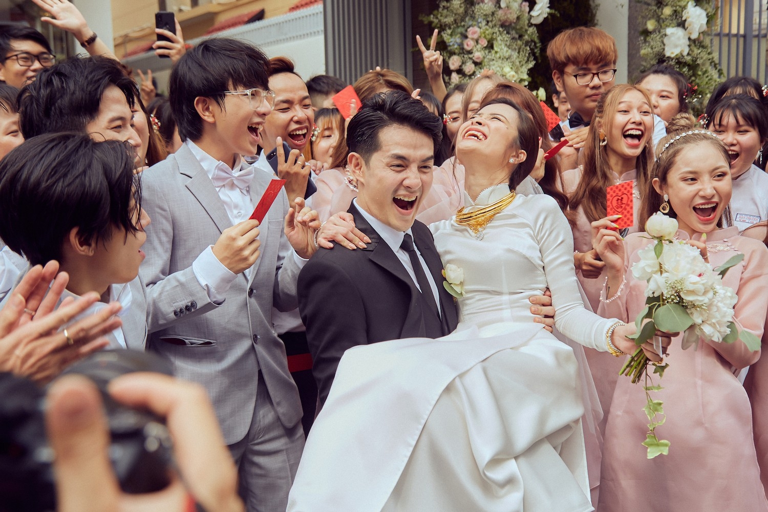 he lo khong gian le cuoi lang man va hoanh trang cua dong nhi ong cao thang