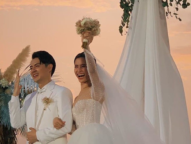 clip ong cao thang hon dong nhi trong dam cuoi the ky