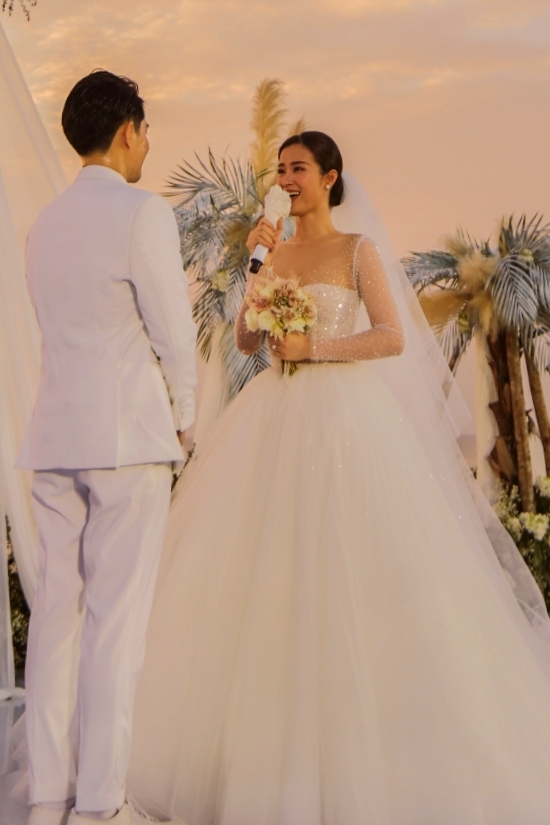 nhung khoanh khac xuc dong trong dam cuoi dong nhi ong cao thang