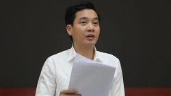 nguoi thai ao at vao giu ghe nuoc mat song duong