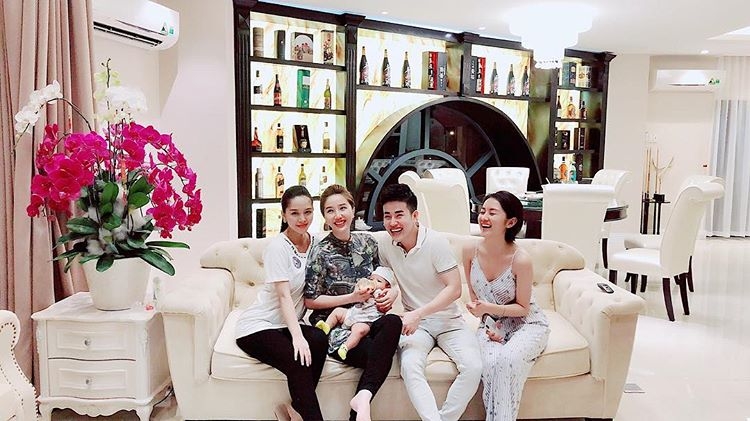 cuoc song sang chanh cua bao thy trong biet thu dep nhu lau dai o tphcm