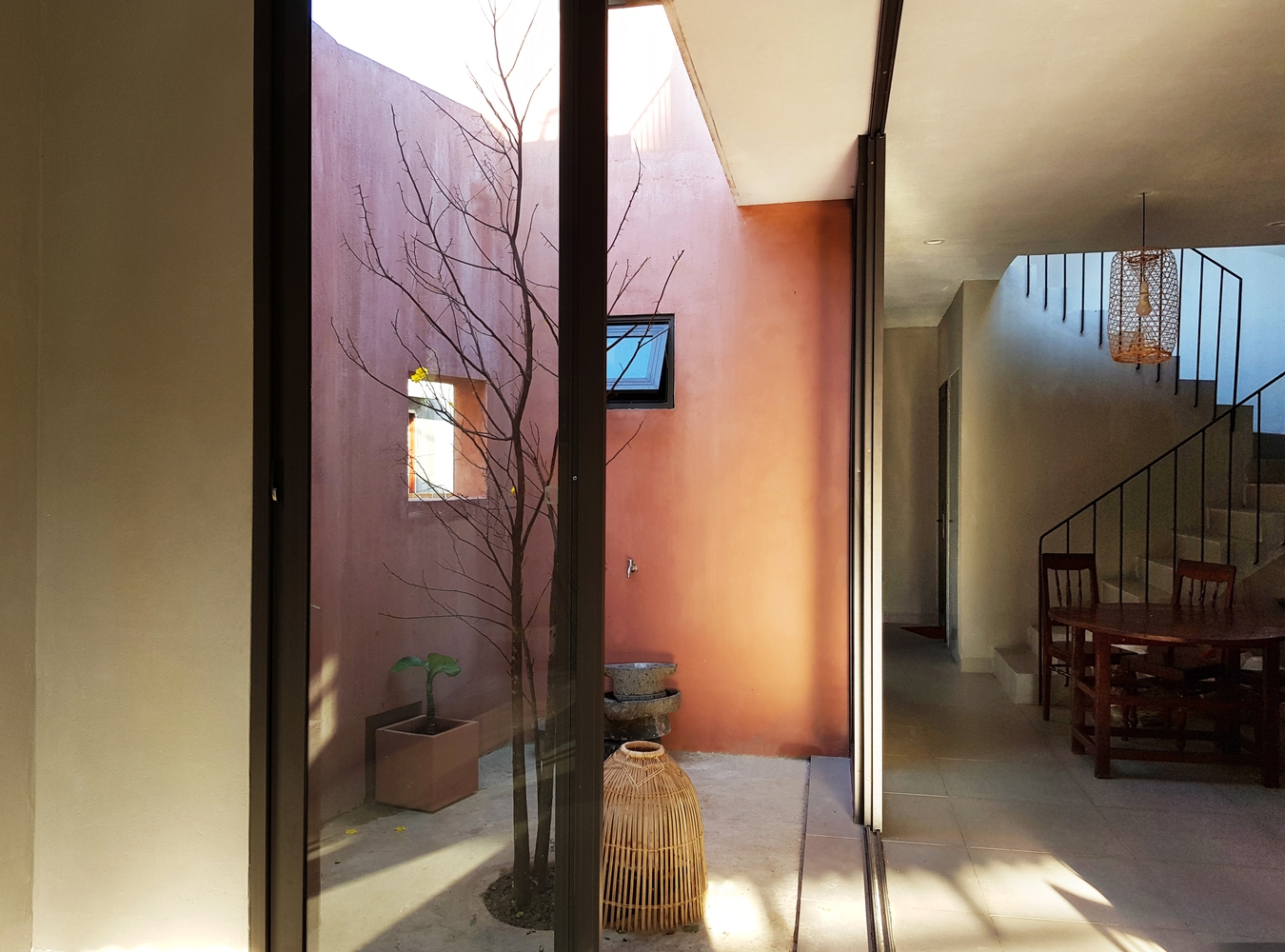 vuon rau 7 bac thang tren mai nha o quang ngai len bao nuoc ngoai