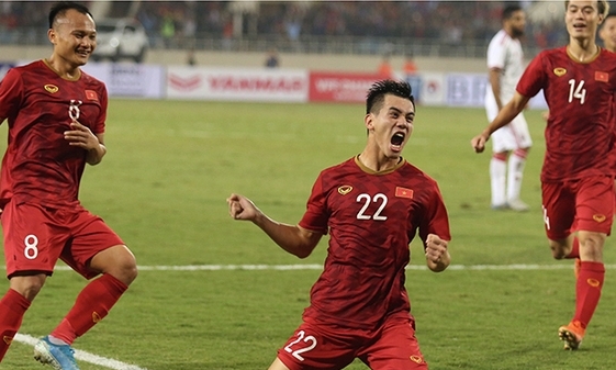 clip sieu pham ban thang cua tien linh vao luoi uae