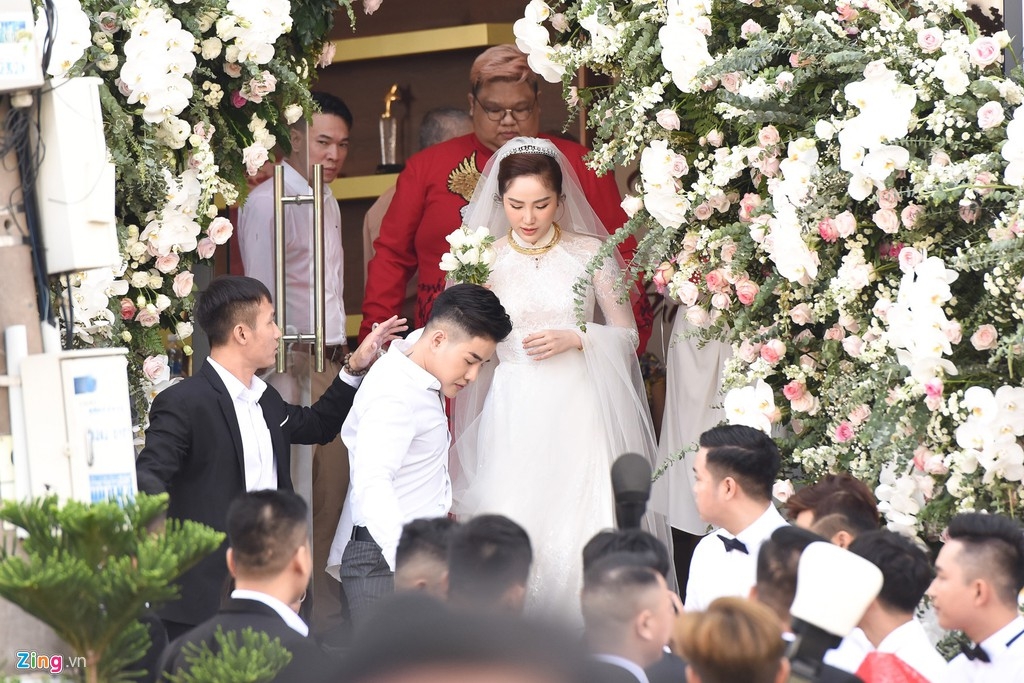 hinh anh hiem cua bao thy va chong dai gia trong hon le tai nha tho