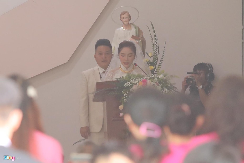 hinh anh hiem cua bao thy va chong dai gia trong hon le tai nha tho