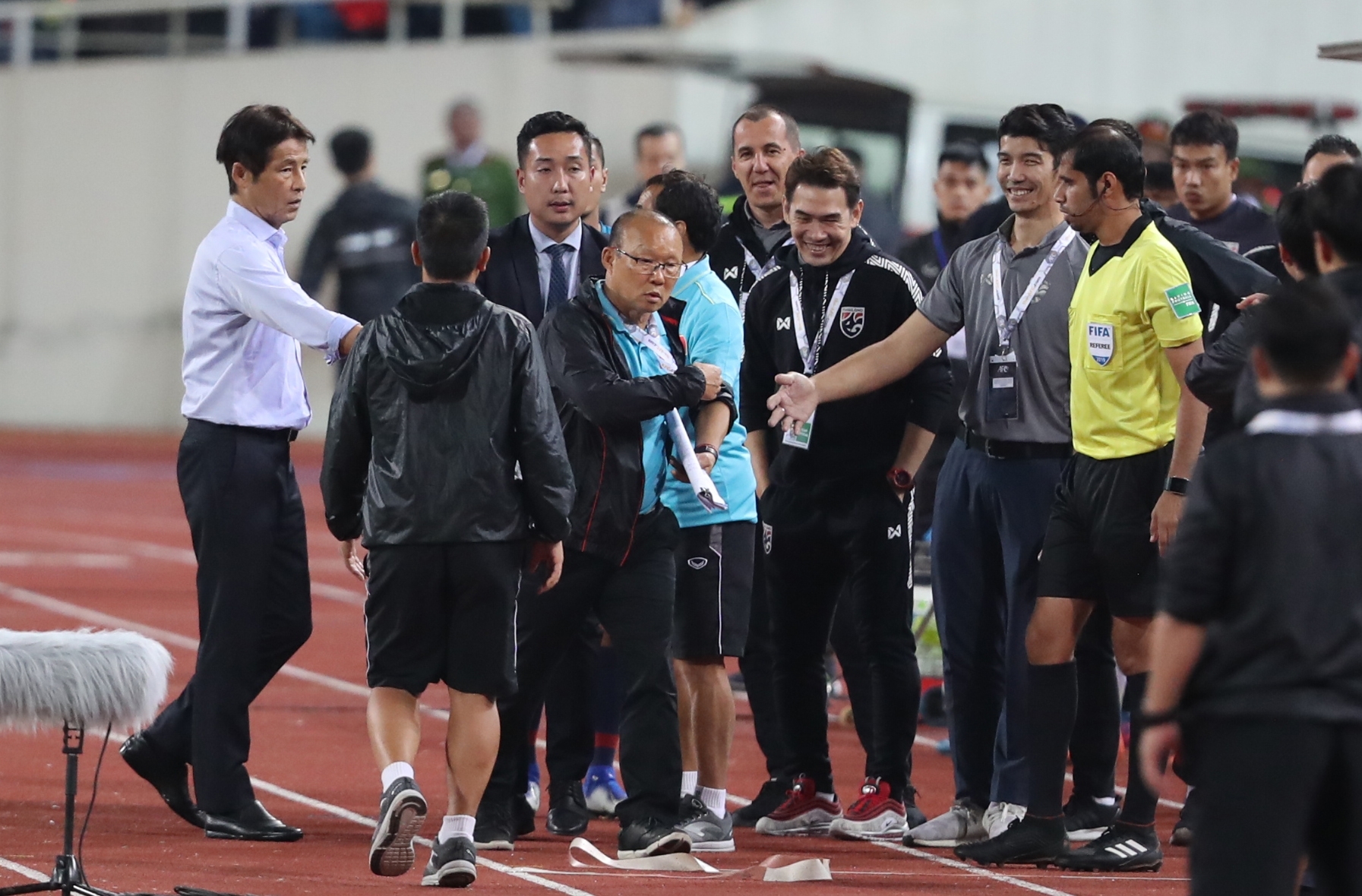 HLV Thái Lan xin lỗi thầy Park, khẳng định sẽ xem xét hành vi kém văn minh của trợ lý hlv thai lan xin loi thay park khang dinh se xem xet hanh vi kem van minh cua tro ly