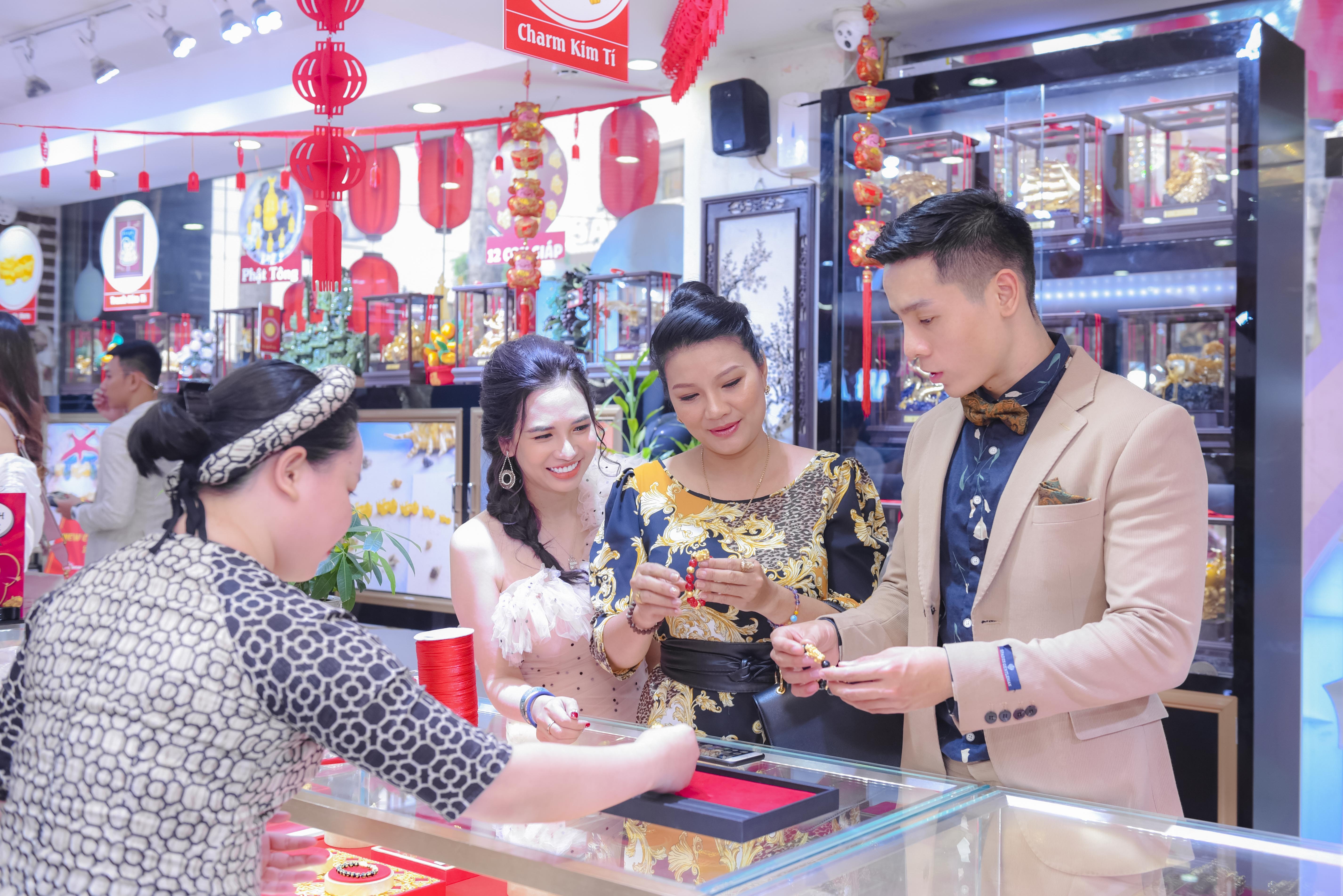 dien vien kieu trinh phan thi mo cao xuan tai hop mat mua trang suc phong thuy